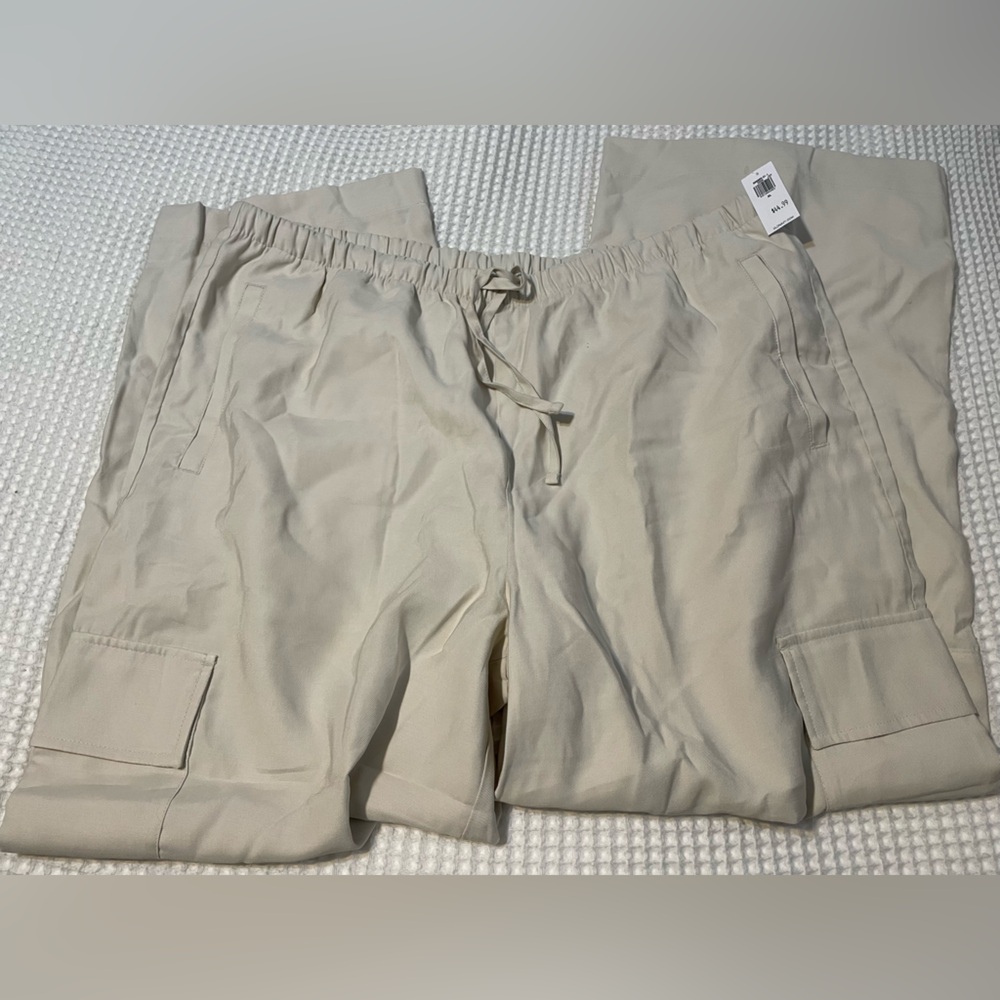 NWT - Old Navy Women’s Extra High-Waisted Drapey Cargo Super Wide-Leg Pants - Picture 4 of 5